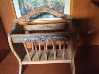 Revistero de madera con adorno