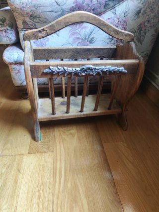 Revistero de madera con adorno