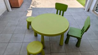 Mesa Mamut + 2 Sillas + 2 Taburetes