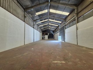 Nave industrial en venta en Montequinto en Dos Hermanas