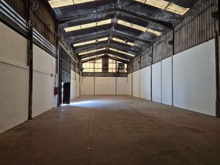 Nave industrial en venta en Montequinto en Dos Hermanas