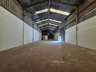 Nave industrial en venta en Montequinto en Dos Hermanas