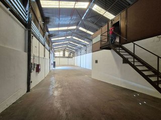 Nave industrial en venta en Montequinto en Dos Hermanas