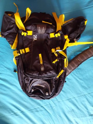 Mochila Montaña 25L Negra y Amarilla