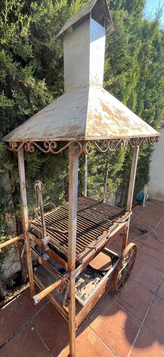 Barbacoa chimenea de hierro forjado con ruedas