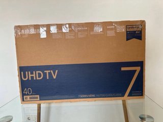 Smart TV Samsung 40" series 7, 4K con soporte pie