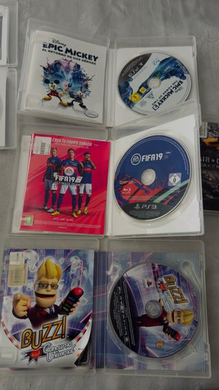 Consola PlayStation 3 con juegos y mandos