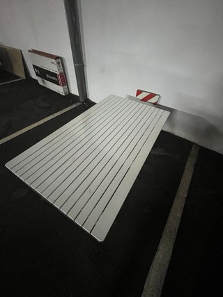 Mesa de madera blanca plegable