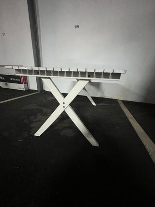 Mesa de madera blanca plegable