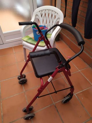 Andador 4 ruedas con asiento