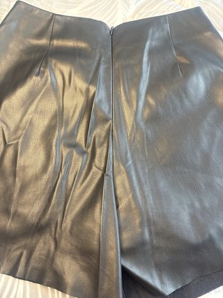 Falda corta efecto piel Stradivarius Talla XS