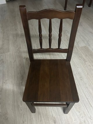 Mesa y sillas de madera oscura