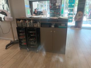 Mueble expositor para recepción peluqueria