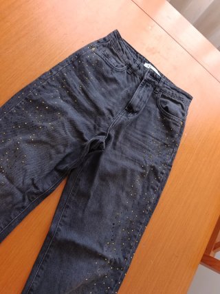 Pantalones vaqueros negros con tachuelas