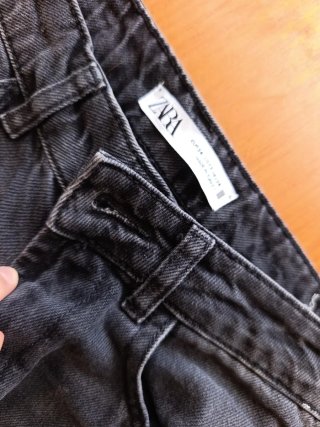 Pantalones vaqueros negros con tachuelas
