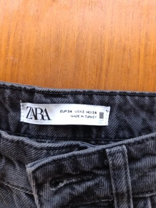 Pantalones vaqueros negros con tachuelas