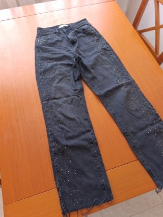 Pantalones vaqueros negros con tachuelas