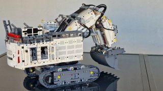 LEGO Technic 42100 Liebherr Excavator