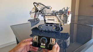 LEGO Technic 42100 Liebherr Excavator
