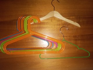 Lote de 10 perchas infantiles colores