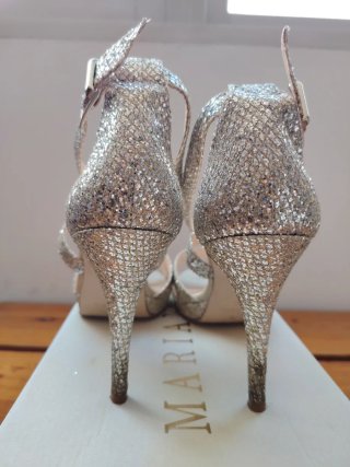 Zapatos de tacón plateados brillantes talla 40