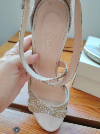 Zapatos de tacón plateados brillantes talla 40
