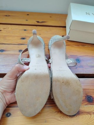 Zapatos de tacón plateados brillantes talla 40