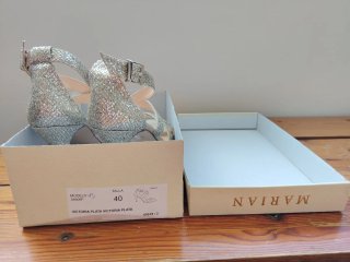 Zapatos de tacón plateados brillantes talla 40
