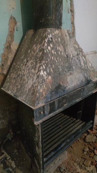Chimenea de leña, también calienta agua.