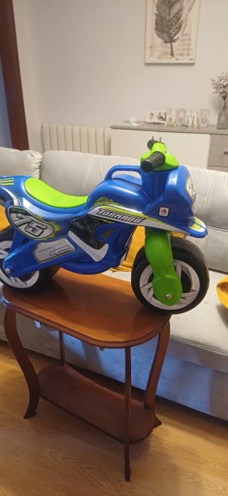 Moto correpasillos azul y verde