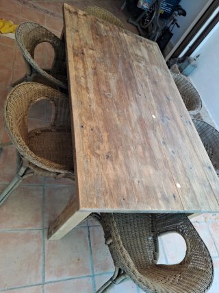 Mesa de madera con 6 sillas de mimbre