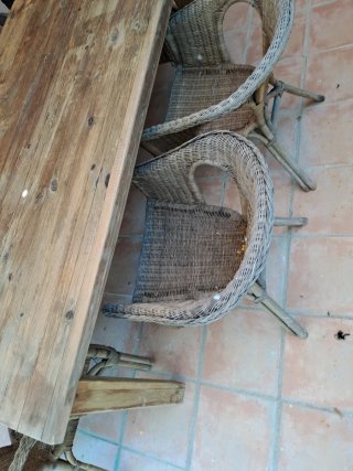 Mesa de madera con 6 sillas de mimbre