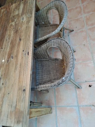 Mesa de madera con 6 sillas de mimbre