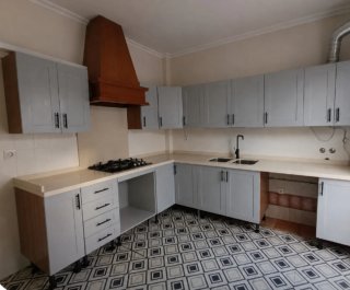 Cocina con fregadero, grifo y placa gas