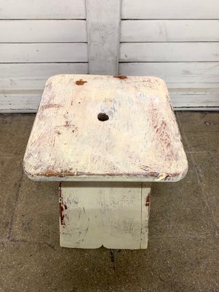 Taburete de madera. Antiguo
