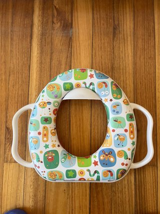 Asiento de baño infantil con asas