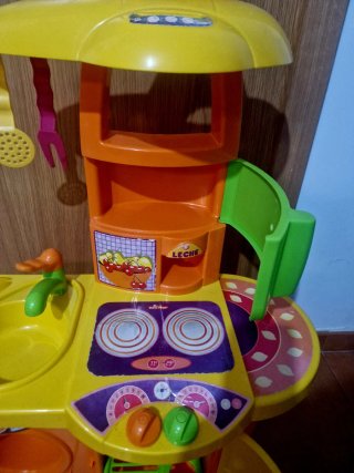 Cocinita de juguete con accesorios