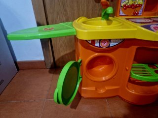 Cocinita de juguete con accesorios