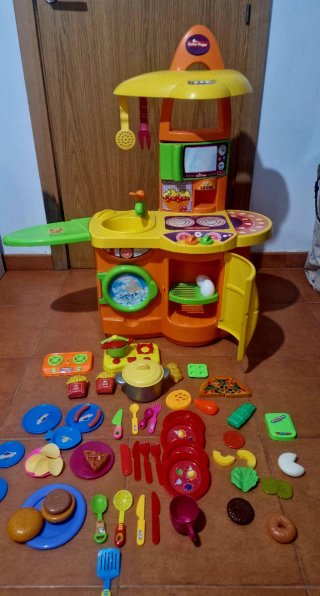 Cocinita de juguete con accesorios
