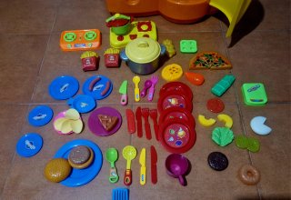 Cocinita de juguete con accesorios