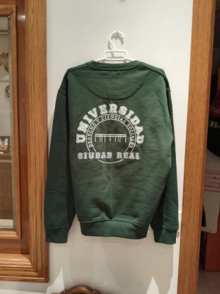 Sudadera verde con estampado.