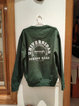 Sudadera verde con estampado.
