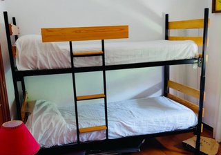 Litera metálica y madera con colchones Se regala.