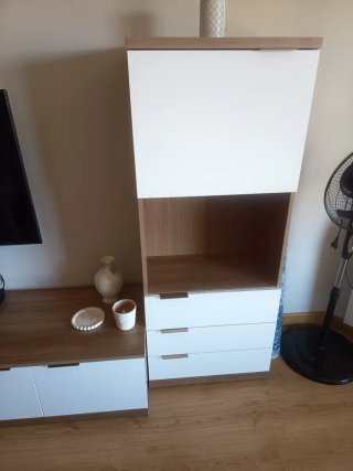 Mueble de salón modular blanco y madera