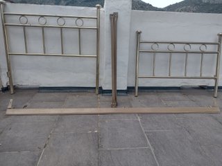 Cama de latón dorada