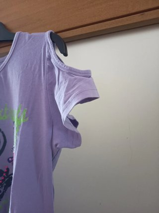 T-shirt de rapariga lilás com estampa
