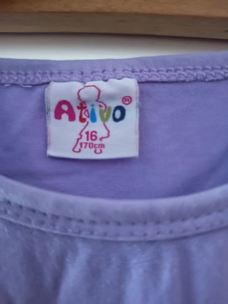 T-shirt de rapariga lilás com estampa