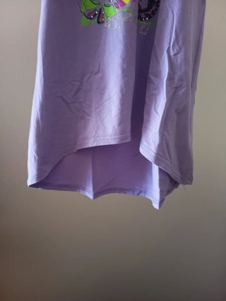 T-shirt de rapariga lilás com estampa