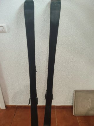 Esquís con fijaciones