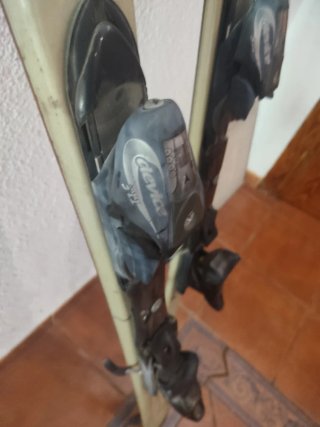 Esquís con fijaciones